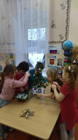 Наряжаем ёлочку Наряжаем ёлочку.