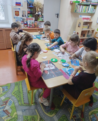 Творчество детей в необычной технике - Обрывная аппликация- на тему "Зимнее дерево". Творчество детей в необычной технике - Обрывная аппликация- на тему "Зимнее дерево".